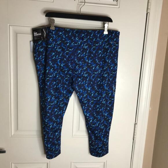 Nike Essential Women's Tight Fit Crop Leggings NEW ~ Size 2X - Picture 3 of 6